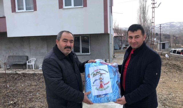Muhtardan ailelere yürek ısıtan hediye