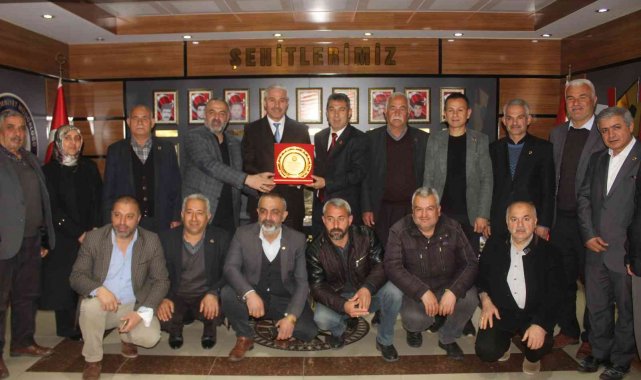 Muhtarlardan Müdür Ergüder&#039;e plaket