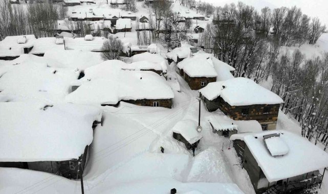 Muş'ta kar bir köyü yuttu