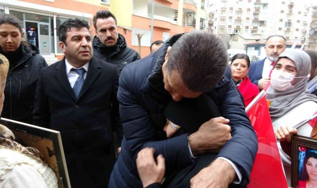 Mustafa Sarıgül Diyarbakır'da evlat nöbeti tutan aileleri ziyaret etti