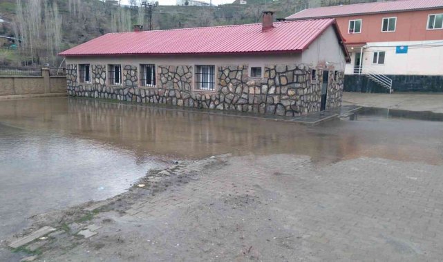 Mutki'de sel hasara neden oldu