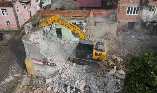 Nazilli&#039;de metruk bina yıkımları sürüyor