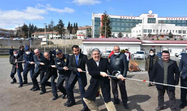 Nevruz programında protokol öğrencilerle halat çekme oynadı