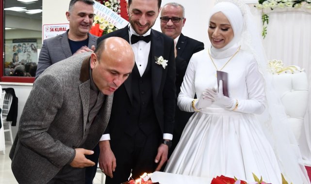 Nikâh masasında sürpriz doğum günü kutlaması