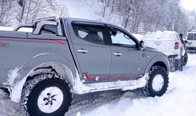 Offroad tutkunları 1,5 metre karda safari yaptı