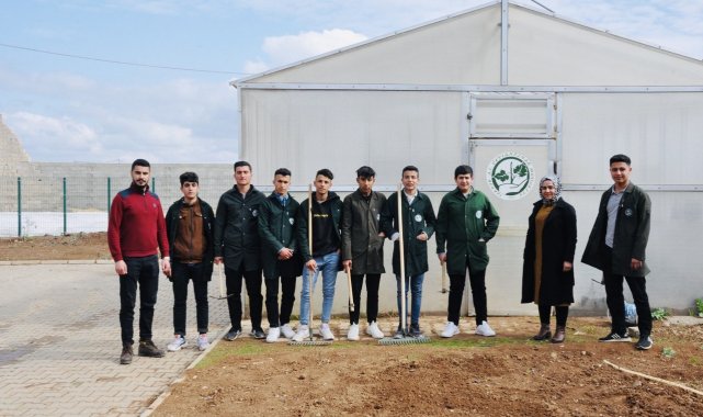 Öğrenciler hem öğreniyor hem de ekonomiye katkı sunuyor