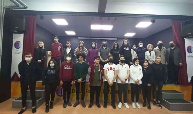 Öğrenciler, İstiklal Marşı'nı daha güzel okumak için yarıştı