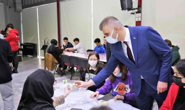 Öğrenciler keçe sanatını ustasından öğrendi