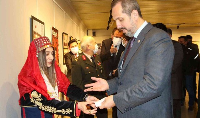 Öğrenciler Milletvekili Çivitçioğlu'nun eline kına yaktı