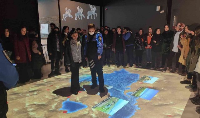 Öğrenciler Van Müzesini gezdi