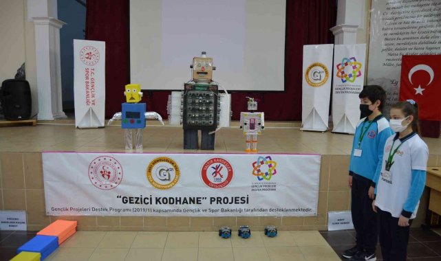 Öğrenciler yaptıkları robotları tanıttı