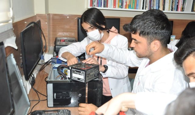 Öğrenciler yüzlerce bilgisayarın çöp olmasını engelledi