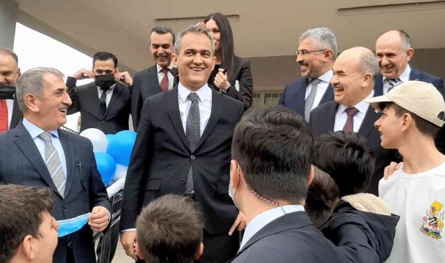 Öğrencilerden Bakan Özer'i gülümseten istek: "Müzikten bırakıyorlar, sınıfta kalma olmasın"