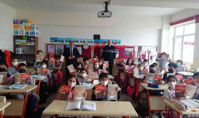 Öğrencilere 17 bin kitap dağıtıldı