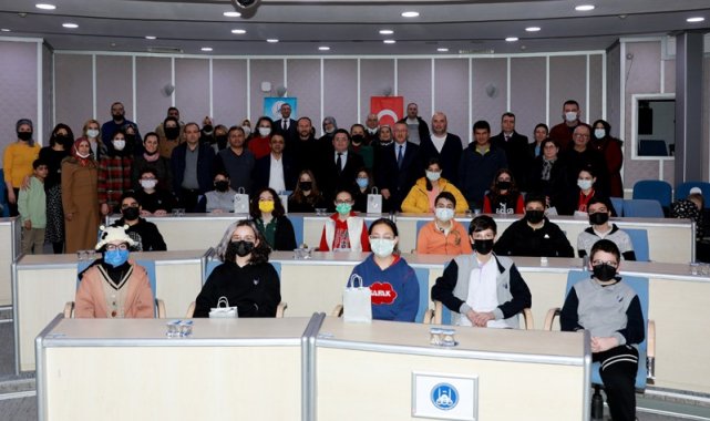 Öğrencilere akıllı saat hediye edildi