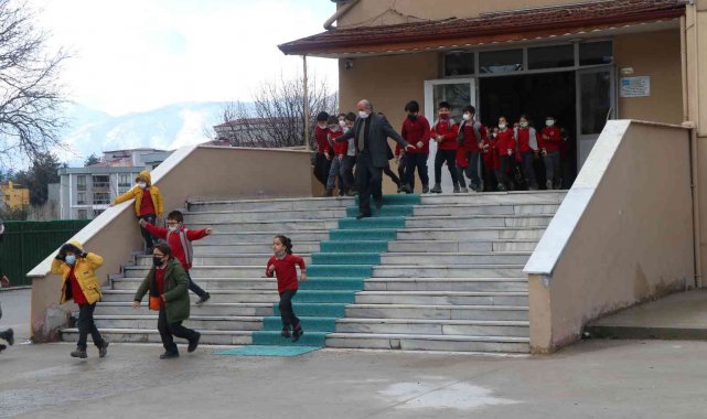 Öğrencilerin depremde neler yapacağı tatbikatla gösterildi