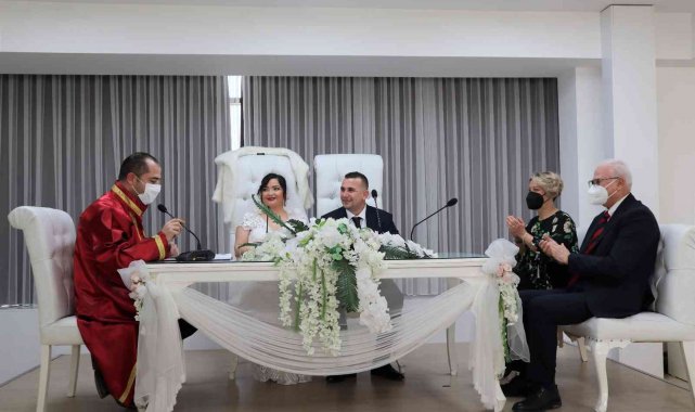 Öğrencilerini kırmayıp nikah şahidi oldular