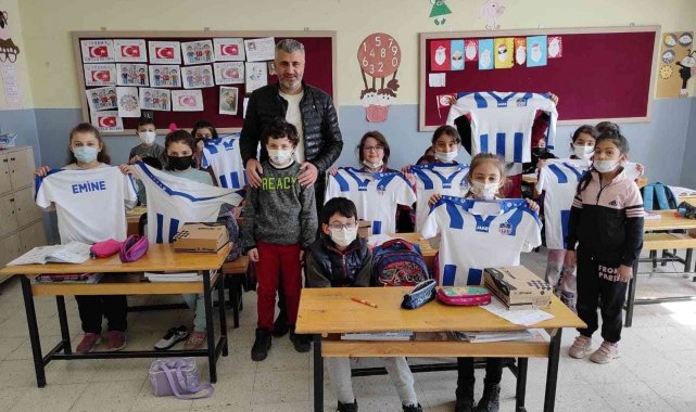 Öğretmen Başkan'dan mektupla forma isteyen minik öğrencilere sürpriz