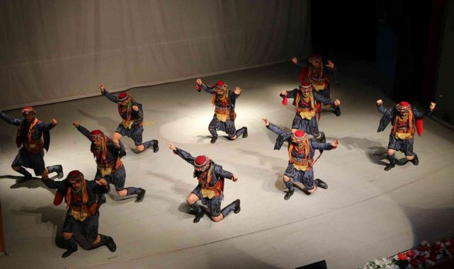 Öğretmenlerden halk oyunu şöleni