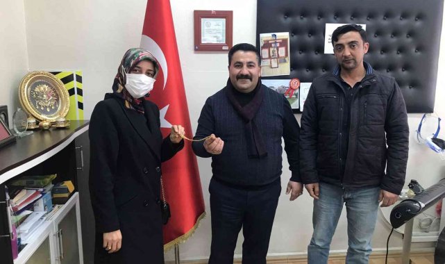 Okul bahçesine düşürülen altın bilekliğin sahibi 1 ay sonra bulundu