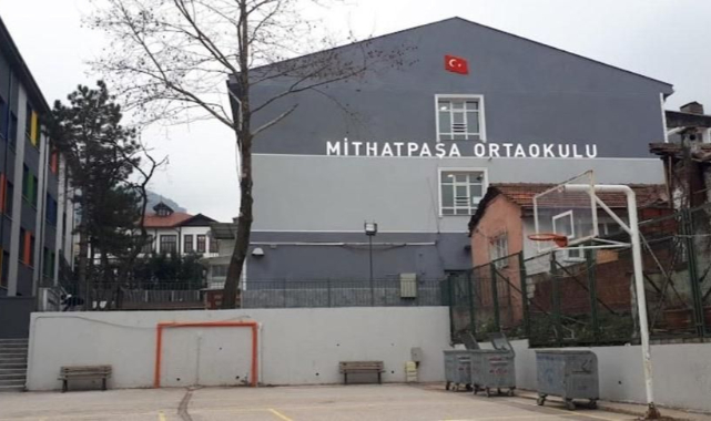 Okul müdüründen skandal talimat: Kız öğrenciler ile erkek öğrenciler birlikte oturmayacak