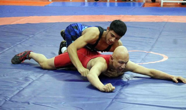 Okul Sporları Gençler Grekoromen Türkiye Şampiyonası Yozgat'ta başladı