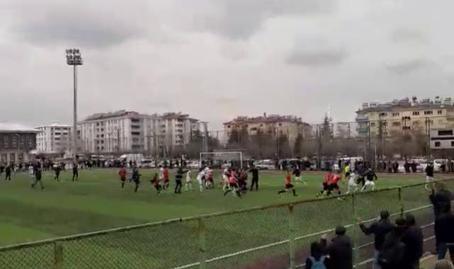 Olayların çıktığı amatör küme maçı yarıda kaldı