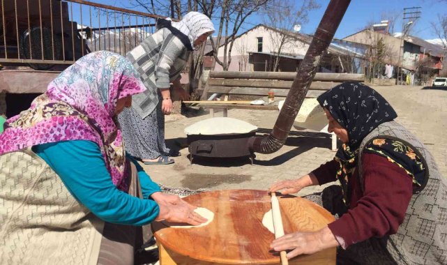 Oltu'da kadınların Ramazan yufkası mesaisi