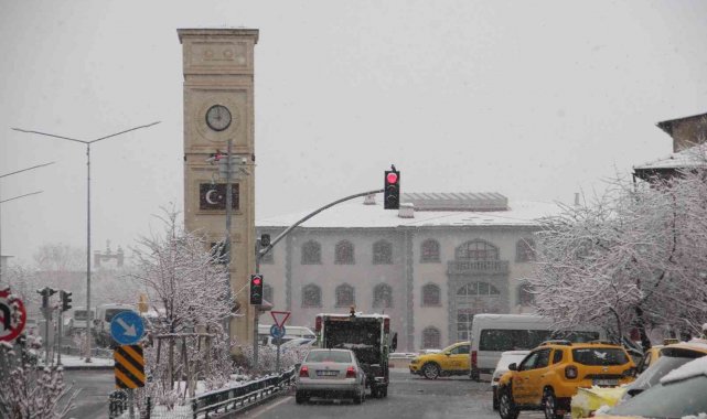 Oltu&#039;da martta yağan kar besicileri zorluyor