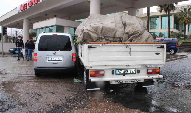Ordu&#039;da trafik kazası: Araçlar hastane girişindeki beton direğe çarparak durabildiler