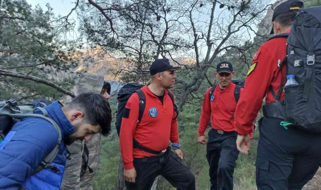 Ormanda mahsur kalan iki vatandaşı jandarma kurtardı