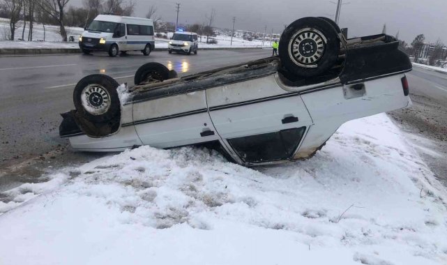 Orta refüje çarpan otomobil takla attı: 1 yaralı