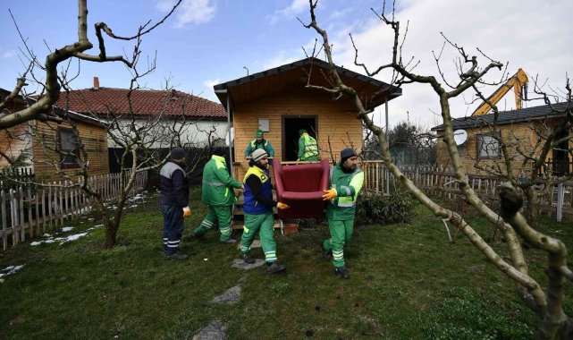 Osmangazi'de hobi bahçesi adı altındaki kaçak yapılar yıkıldı