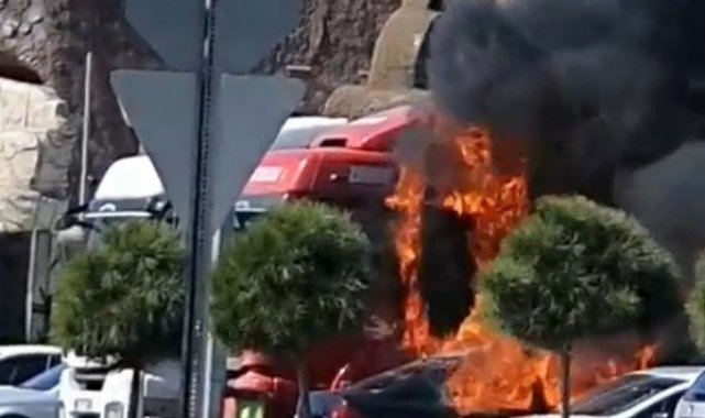 Osmaniye'de park halindeki otomobil alev alev yandı