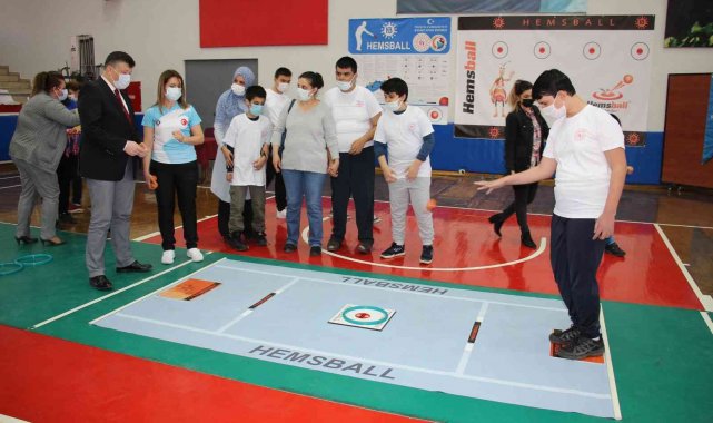 Otistik çocuklar hemsball öğrenecek