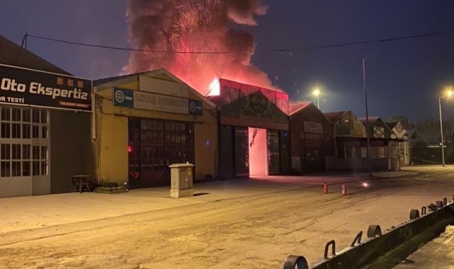 Oto sanayide alevler geceyi aydınlattı