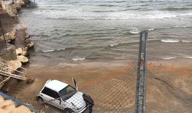 Otomobil 8 metrelik menfez köprüden plaja düştü