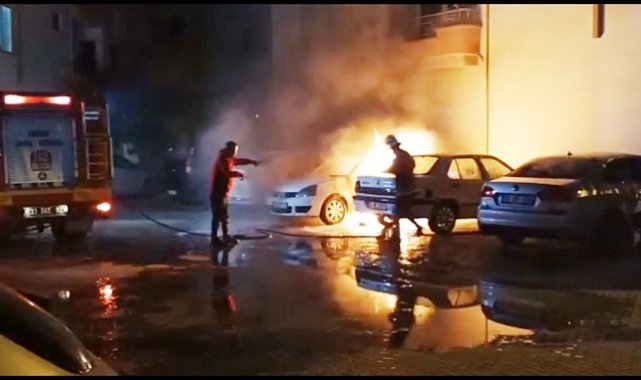 Otomobil alev alev yandı, yanındaki iki araçta da hasar oluştu
