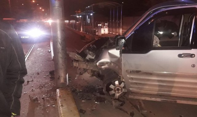 Otomobil elektrik direğine çarptı: 2 yaralı