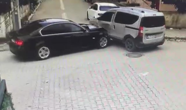 Otomobil ile hafif ticari araç çarpıştı, sürücüler birbirine girdi