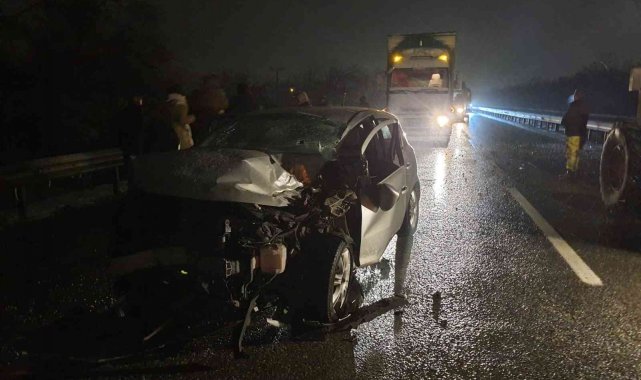 Otomobil ile iş makinesinin karıştığı trafik kazasında 3 kişi yaralandı