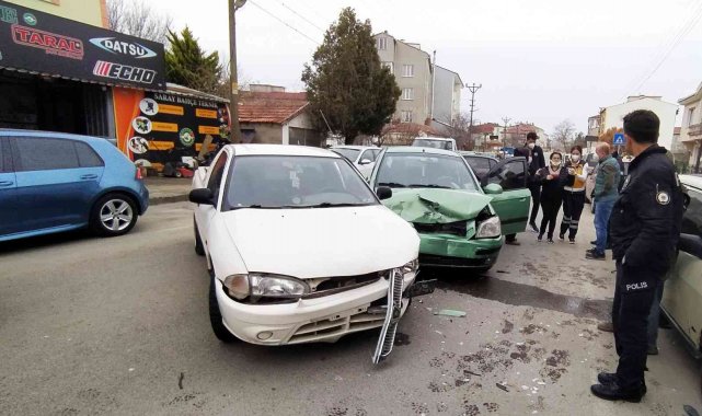 Otomobil ile kamyonet çarpıştı: 3 yaralı