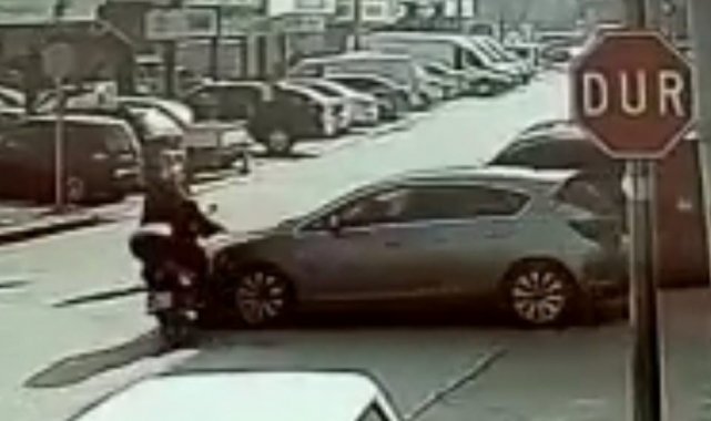 Otomobil ile motosikletin kazası kamerada