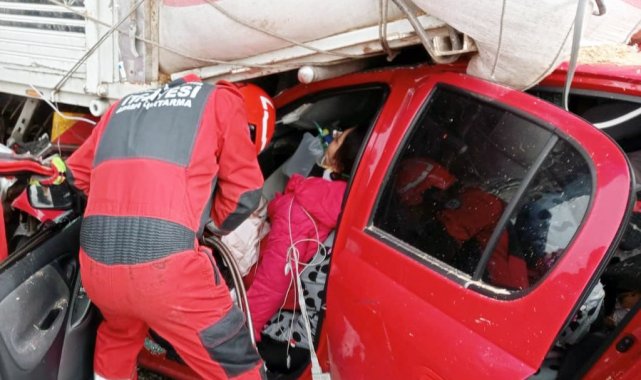 Otomobil kamyonun altına girdi: 1 yaralı