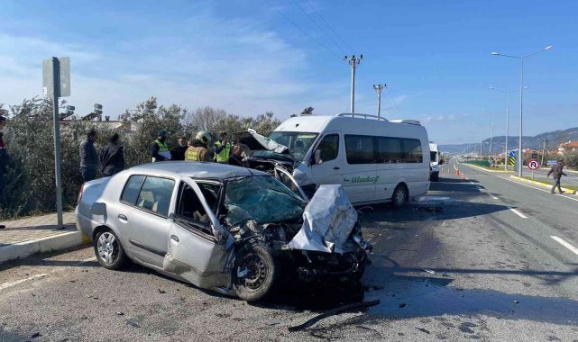 Otomobil minibüs ile çarpıştı: 1 ölü, 5 yaralı