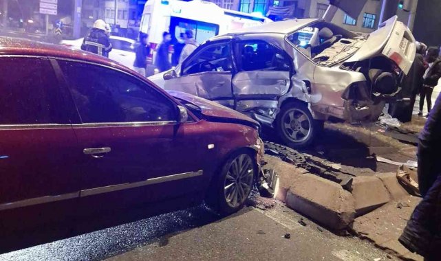 Otomobiller çarpıştı: 2 yaralı