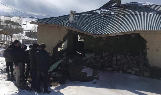 Özalp'te bir ev kısmen çöktü