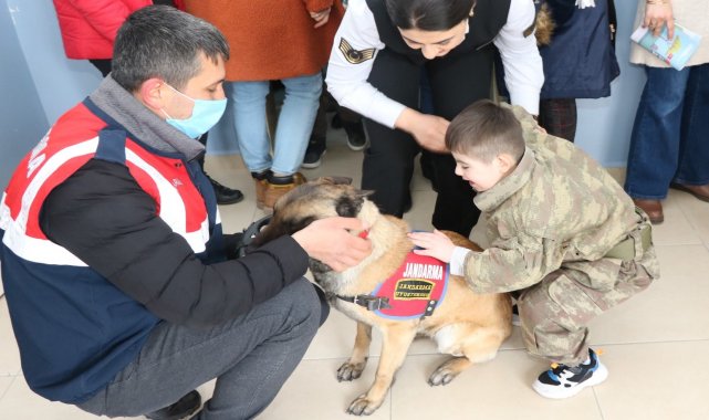Özel gereksinimli çocuklar jandarma narkotik köpeği &#039;Tobik&#039;i çok sevdiler