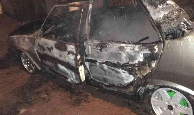 Park halinde alevlere dönen otomobil kullanılmaz hale geldi