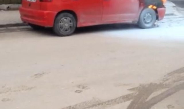 Park halindeki otomobil alevlere teslim oldu